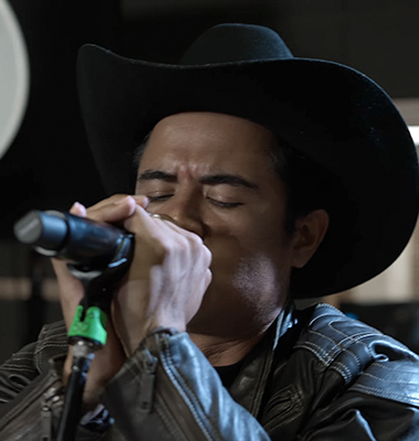 Jean Alezones en presentación musical